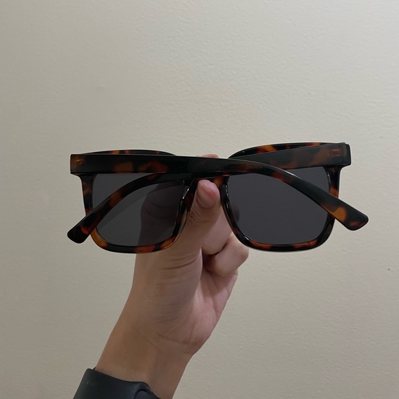 Fashionable Sunglasses 💋 - Picture 2 of 4